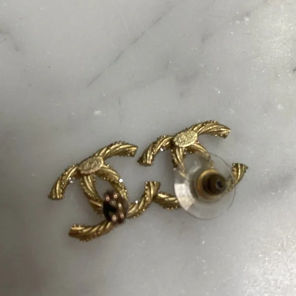Interlocking CC gold and rhinestones chanel earrings - Picture 3 of 3
